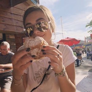 Meet your Posher, Abbey